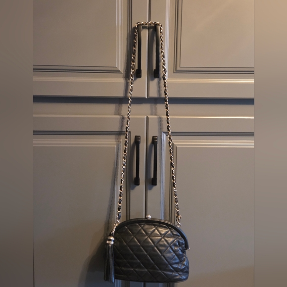 A Chanel Vibe Black Genuine Leather Quilted Diamond Purse W Tassel - Picture 2 of 13